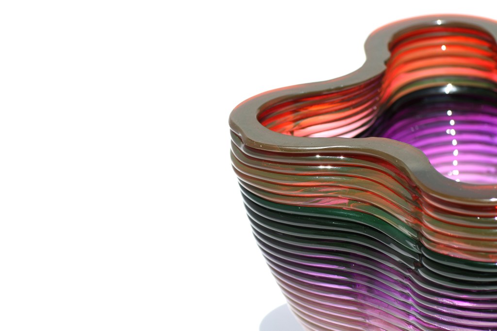 Detail of a 3D printed object exhibiting a sudden change in color in the top ring, and a gradient at the bottom.