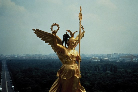 A screenshot from Wings of Desire