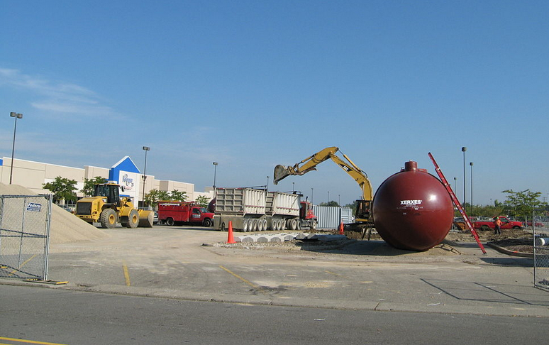 Crews prepare to install an underground storage tank (UST) at a gas station in Michigan. Wikimedia Commons: Dwight Burdette