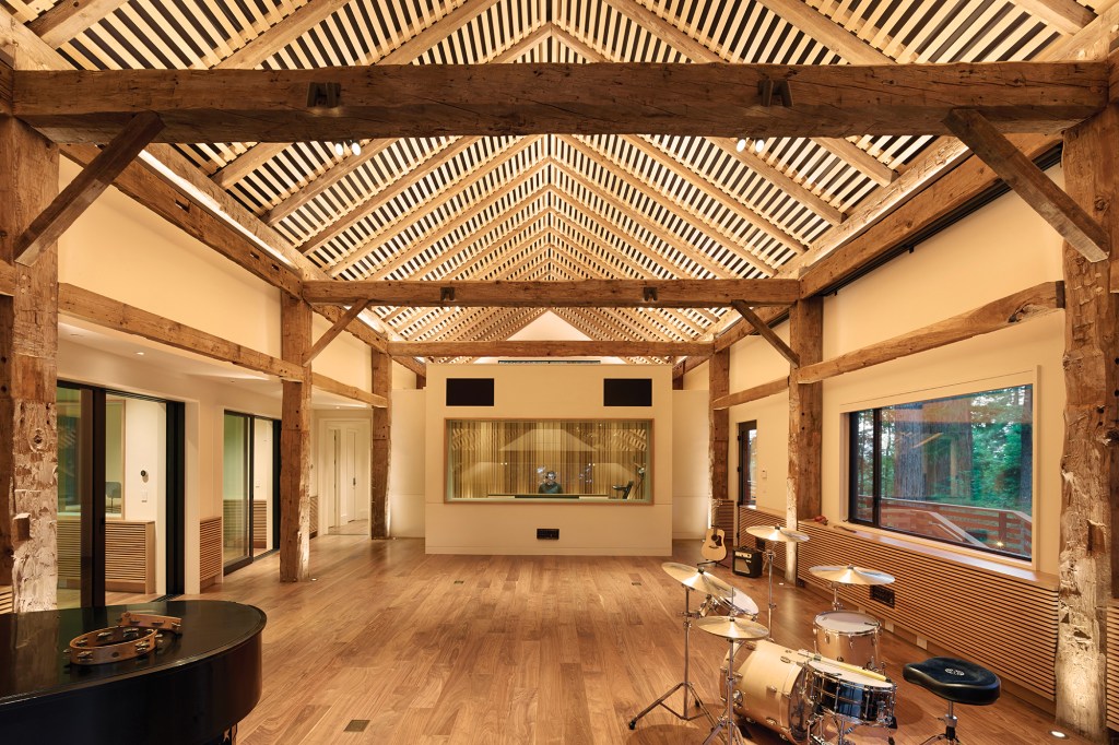 Layers of light bring out the architectural details of the studio and provide a creative setting. In-grade uplights highlight the texture of the axe-hewn timbers, while monopoints on the cross beams provide an accent of sparkle and tasklighting for the musicians.