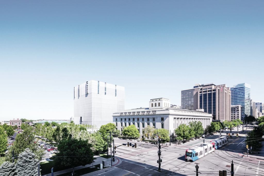 This view from the southeast shows the 1905 Frank E. Moss U.S. Courthouse in front of Phifer’s new building. When determining the color for the aluminum louvers that sheath the new structure, the design team looked to the tone of the historic building for inspiration.