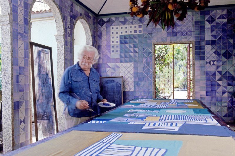 Roberto Burle Marx paints a tablecloth in his house in the 1980s.