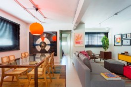Neutral and light colors on the floor, ceiling and finishes were the basis for objects, furniture and super colorful art works.