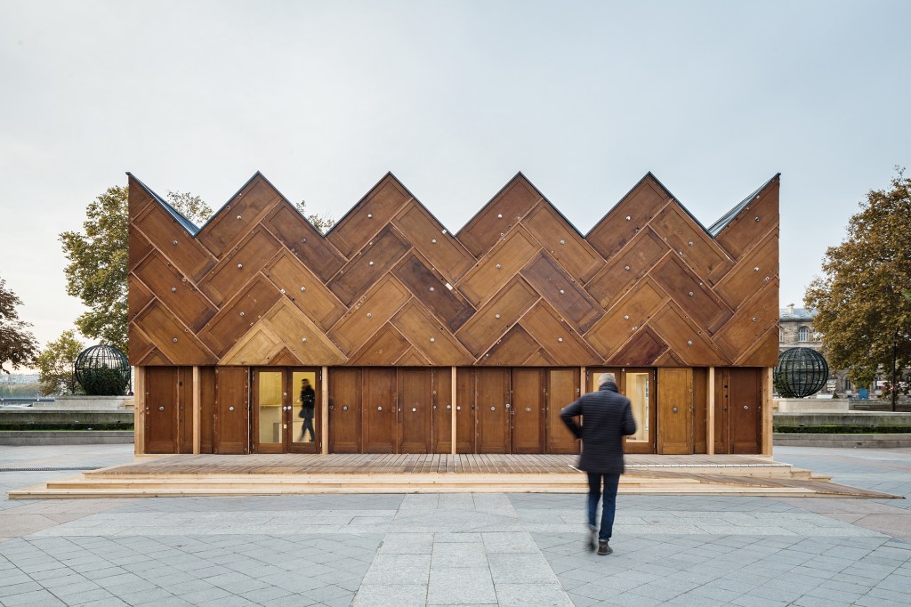 21.10.2015. Le Pavillon Circulaire, Hotel de Ville. fait de materiaux essentiellement recupérés. Arch: Encore heureux