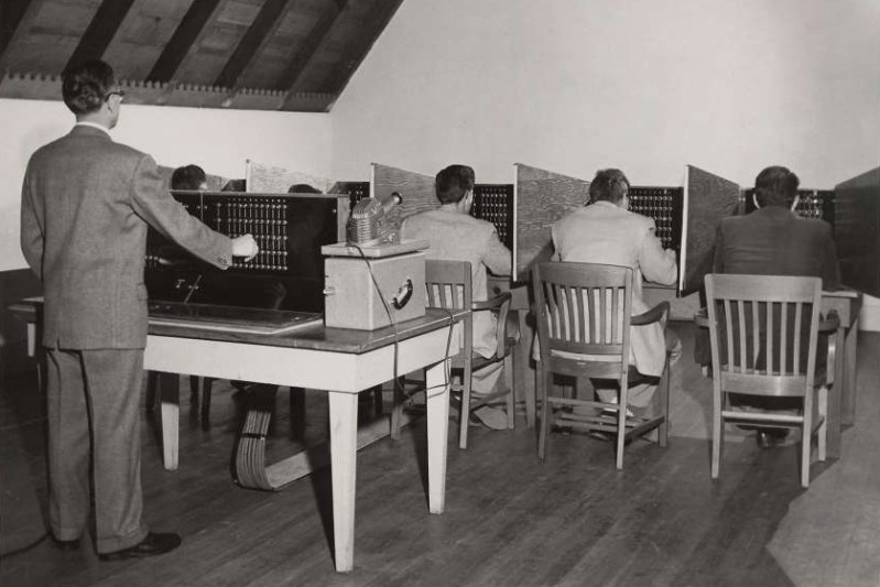 A simulation of the Conformity Test, which was used to measure how peer pressure affected the judgment of study participants