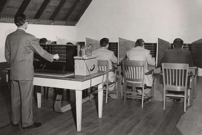 A simulation of the Conformity Test, which was used to measure how peer pressure affected the judgment of study participants