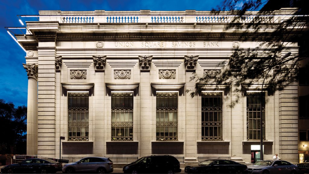 With its new façade lighting, the Daryl Roth Theatre serves as an anchor for the surrounding Union Square neighborhood in New York City.