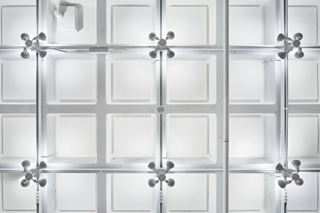 A detail of the ceiling and the lamp clusters.