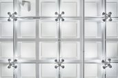 A detail of the ceiling and the lamp clusters.
