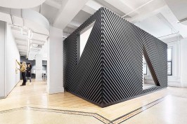 A striated volume for large meetings organizes the spaces around it. Design studio, skyroom and collaborative space are defined by the existing perimeter and programmatic islands.
