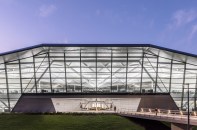 Linear 4000K uplights provide lighting in the open office area and also celebrates the angled high
ceilings in the space viewed from inside and outside.