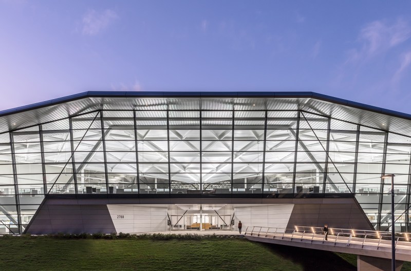 Linear 4000K uplights provide lighting in the open office area and also celebrates the angled high
ceilings in the space viewed from inside and outside.