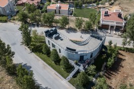 The boomerang-like form of the house’s upper level is designed to maximize views.