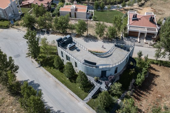 The boomerang-like form of the house’s upper level is designed to maximize views.