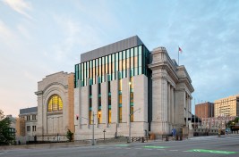 The Senate of Canada Building completes the previously blank elevation, reimagined as a modern interpretation of the building’s stone-columned, Beaux-Arts facade.
