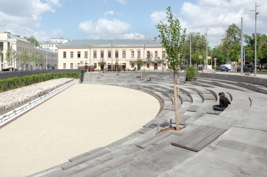 The new Khokhlovskaya Square, designed by Djao-Rakitine for Strelka KB and the City of Moscow, is part of the historical Boulevard Ring in Moscow. It includes a semi-circular amphitheatre with tree planting and reveals a fragment of the medieval Bely Gorod’s wall. 