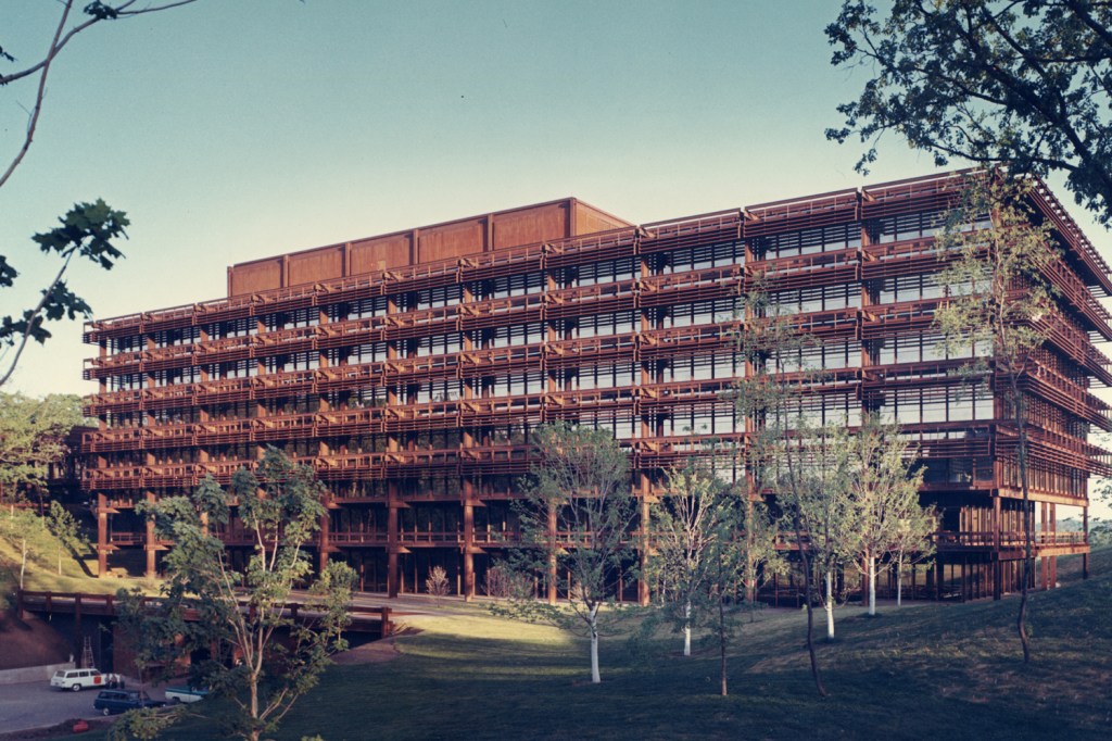 The Deere & Company Administrative Center in Moline embodies the idea that Modernism doesn’t have to be sparse and plain. The exposed, self-rusting steel exterior was meant to evoke the color of brownstone.