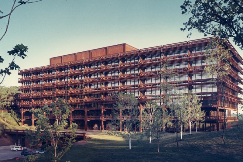 The Deere & Company Administrative Center in Moline embodies the idea that Modernism doesn’t have to be sparse and plain. The exposed, self-rusting steel exterior was meant to evoke the color of brownstone.