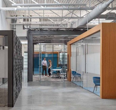 Creation of glass and roofed “boxes” within the larger envelope contribute to the open, light-filled environment, giving employees additional
collaborative and huddle spaces.