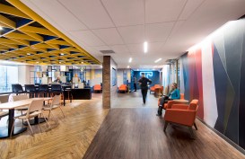 Trinity Innovation Center, featuring an interactive work café offering a variety of seating options 
and writable surfaces for solo and teamwork. At the end of the corridor, is the iconic Trinity “T” in white neon 
that captures the College’s strong brand principles.