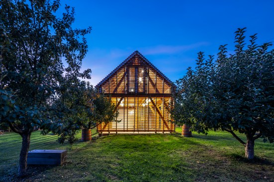PĹ™Ăstavba JiĹľnĂ ÄŚechy, HAMR's addition to a residence in South Bohemia, Czech Republic