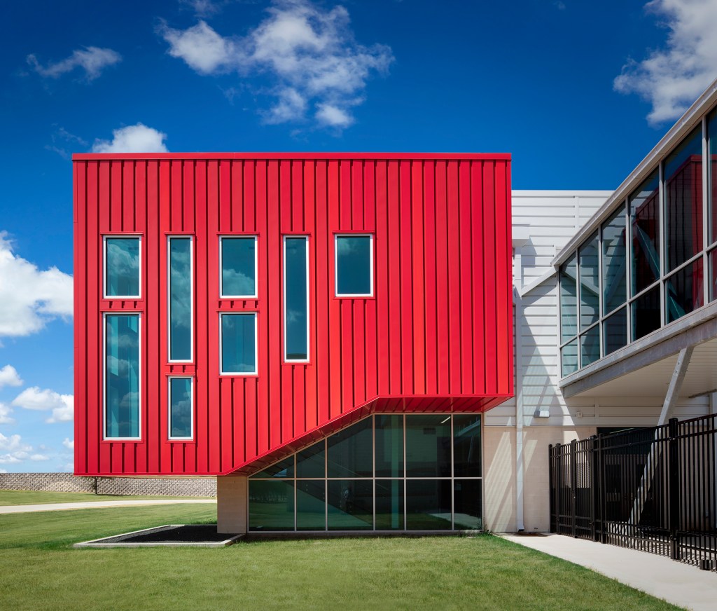 A mix of finishes and profiles complement existing facilities on the Del Valle Campus, while reflecting the modern labs and classrooms within.