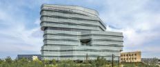 At UCSD Jacobs Medical Center, a point-fixed structural glass façade—fabricated with Solarban 70 glass on Starphire Ultra-Clear glass by Vitro Architectural Glass—reinforces patient-centered care.