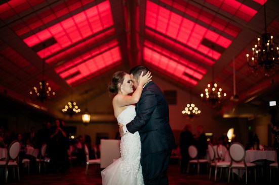 The color-changing luminious ceiling of Bavaria Downs becomes part of the wedding’s design. 