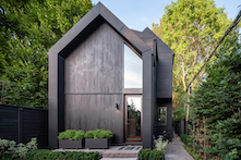 The distinctive appearance of the "House of Four Gables" achieved with RHEINZINK-GRANUM basalte matte finish.