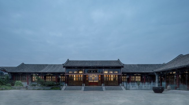 The elevation of the main entrance of the YouChoose Holdings Golf Club, the traditional Chinese courtyard building system is adopted, the construction technologies and materials completely adopt the traditional technology