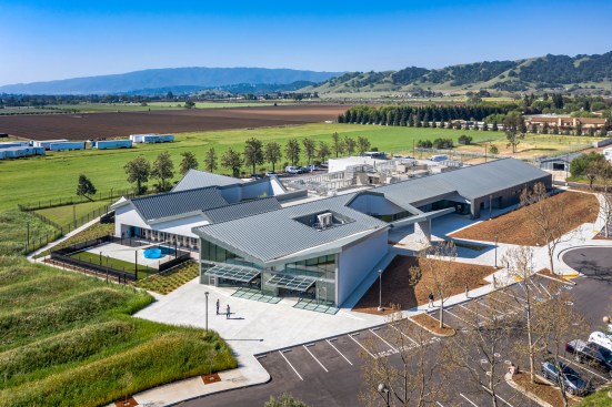 The site is in a mostly rural area and is a part of the larger County of Santa Clara campus in San Martin, California. The building and landscape’s undulating forms were informed by the site’s original terrain of small rolling hills and olive tree orchards, as well as rural building forms and materials typical of the surrounding area.