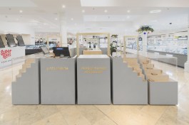 Front of the jewellery stand
