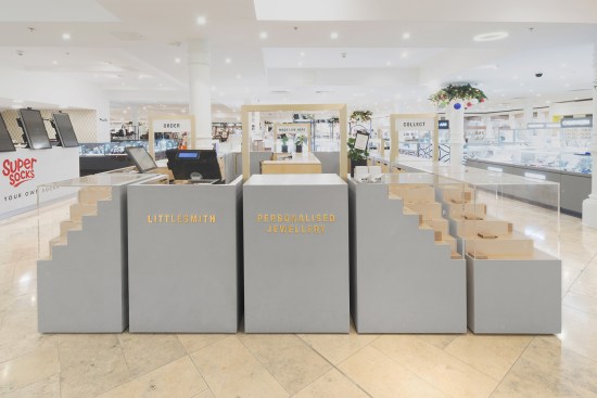 Front of the jewellery stand