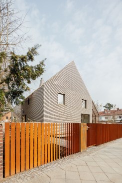 View from the street side: on the left the pergola over the house entrance, on the right the pergola over the carport.