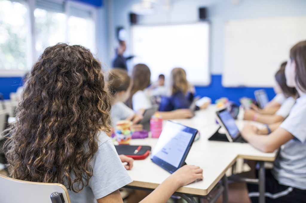 Daylight that is not properly managed can cause glare on boards and screens in classrooms.