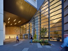 At 95 Columbus in Jersey City, Columbia Property Trust and Spectorgroup created a fresh and modernized lobby, an upgraded façade, and a reimagined entryway to enhance the arrival experience of tenants and guests.