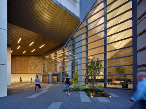 At 95 Columbus in Jersey City, Columbia Property Trust and Spectorgroup created a fresh and modernized lobby, an upgraded façade, and a reimagined entryway to enhance the arrival experience of tenants and guests. 