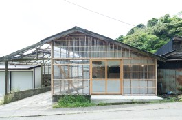 Frontal view of the shop
