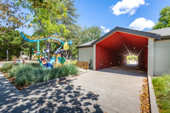 A colorful main entrance invites guests to use
their imagination while entering the Palo Alto
Junior Museum and Zoo (JMZ).