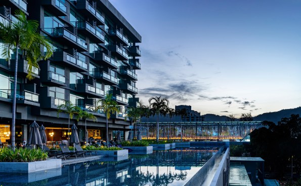 The timber and steel pavilion hovers over the pool framing views to the sea and the hills beyond, also
screens the pool deck from future neighbouring development