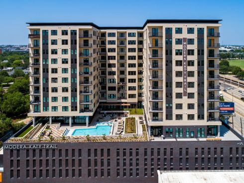 Designed by BKV Group, Modera Katy Trail, a 216-unit luxury apartment development located at the nexus of Katy Trail and McKinney Avenue, has been completed in Uptown Dallas.