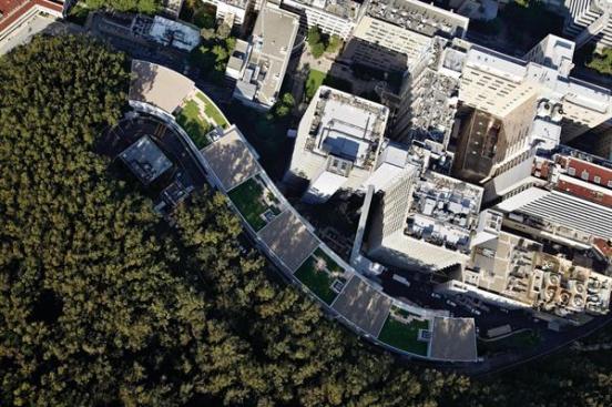 The Regeneration Medicine Building's sinuous form hugs the edge of the University of California at San Francisco Parnassus campus and follows the topography of the hillside.