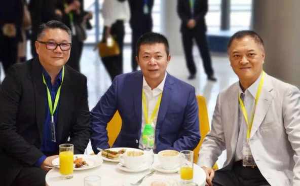 Aedas’ Global Board Director Ken Wai (left), Mr. Charles Chao, CEO and Chairman of Sina Corporation and Chairman of Weibo Corporation (middle) and Mr. Li Szelim, Chairman of R&F Properties (right) had their first taste at the staff café