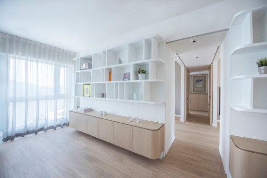 The children’s bedrooms can be fully opened with sliding doors onto the corridor with quirky handles.
