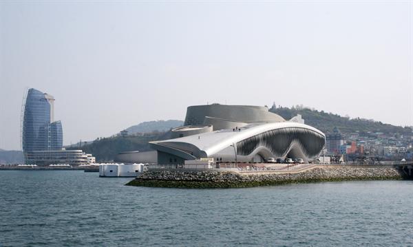 At Expo 2012, the rippling motion of the Theme Pavilion's kinetic fa?ade is discernible from across a causeway.