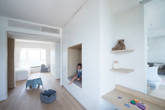 The children’s bedrooms can be fully opened onto the corridor, creating a large shared room for play, while wall niches make for great hiding spots.

