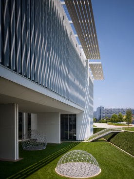 The east elevation acts as a bridge form and enclosure for the central 
courtyard. The geodesic “bubble” symbolizes natural gas rising to the surface.

