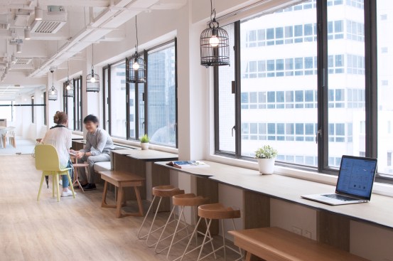 A long ‘Bean’ table that encourages collaborations and interactions