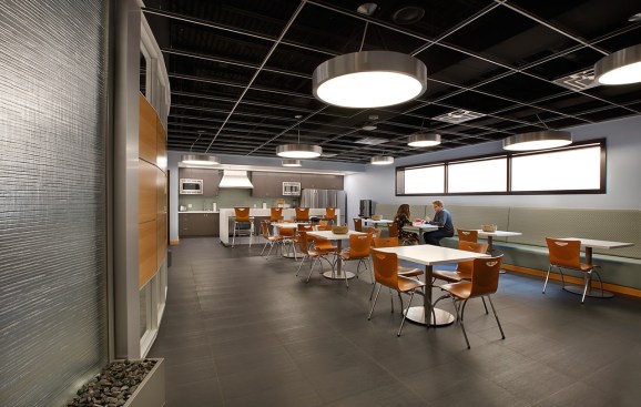 A well-lit, sleek kitchenette and break area encourages socialization and collaboration even in break and lunch periods. A variety of seating arrangements and options cater to individual  or group preferences.