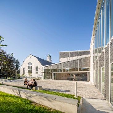 The Gallery forms the primary connection between the arts spaces, creating a dynamic double-height space that is flooded with natural light and generous views to their surrounding campus. 